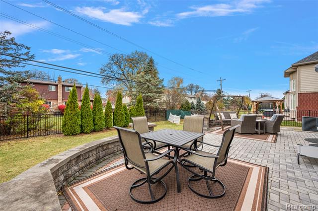 Builiding view seventy five for 4095 Rockingham, Troy, MI. 48085