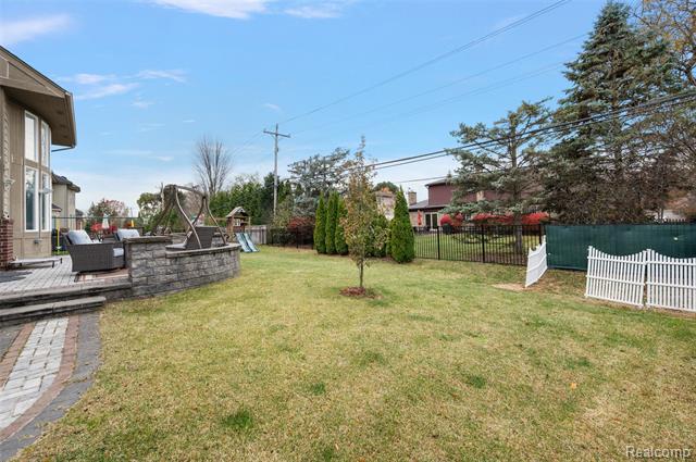 Builiding view seventy three for 4095 Rockingham, Troy, MI. 48085