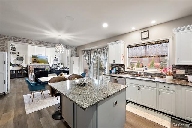 Builiding view thirty two for 4095 Rockingham, Troy, MI. 48085