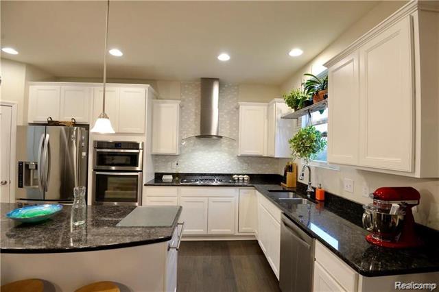 Builiding view eight for 31085 Tremont, Franklin, MI. 48025