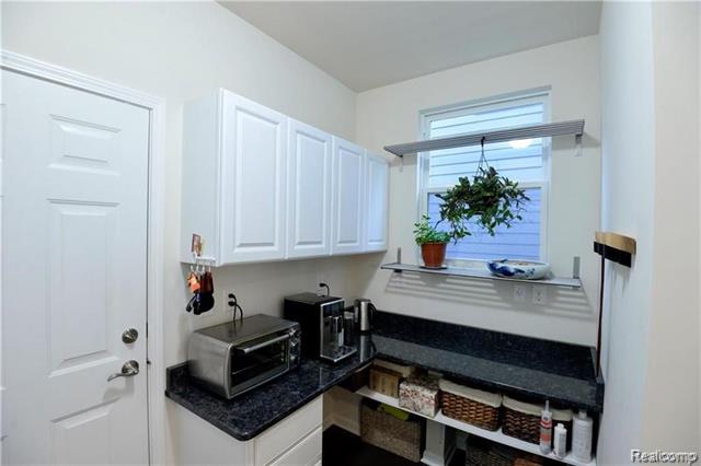 Builiding view eleven for 31085 Tremont, Franklin, MI. 48025