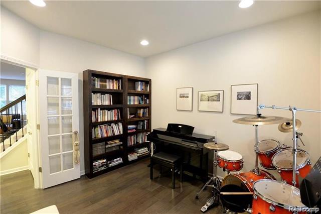 Builiding view fifteen for 31085 Tremont, Franklin, MI. 48025