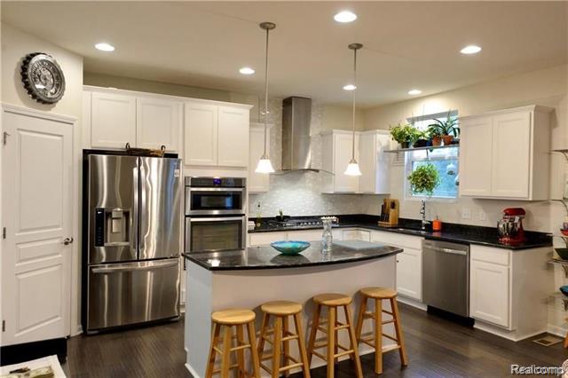 Builiding view five for 31085 Tremont, Franklin, MI. 48025