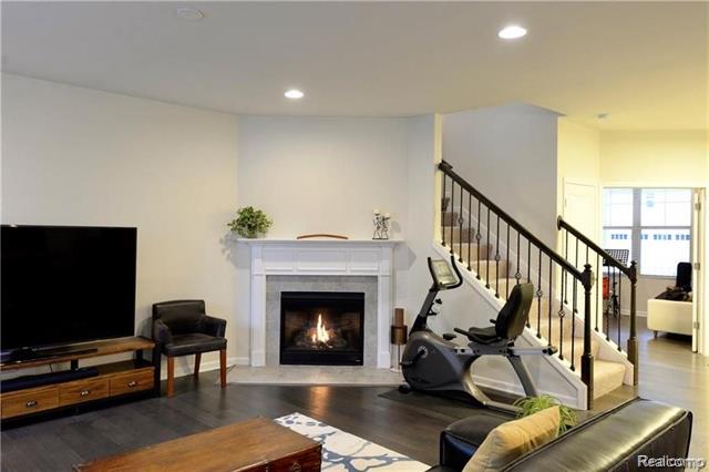 Builiding view six for 31085 Tremont, Franklin, MI. 48025