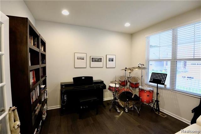 Builiding view sixteen for 31085 Tremont, Franklin, MI. 48025