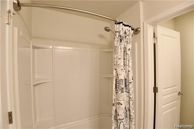 Builiding view thirty one for 31085 Tremont, Franklin, MI. 48025