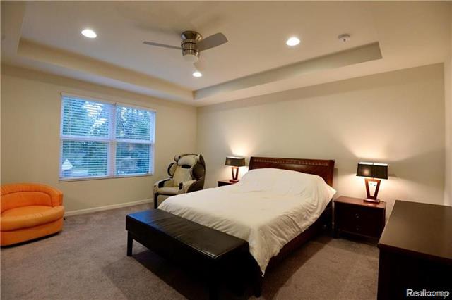 Builiding view thirty three for 31085 Tremont, Franklin, MI. 48025