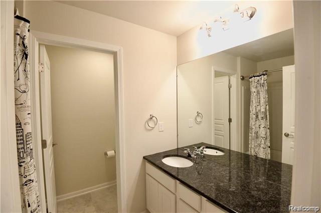 Builiding view thirty for 31085 Tremont, Franklin, MI. 48025