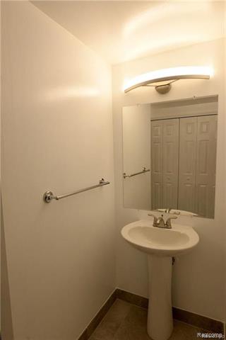 Builiding view twenty two for 31085 Tremont, Franklin, MI. 48025