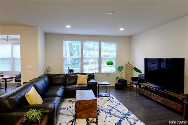 Builiding view two for 31085 Tremont, Franklin, MI. 48025