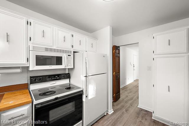 Builiding view eighteen for 2383 Mulberry Sq Apt 67, Bloomfield Hills, MI. 48302