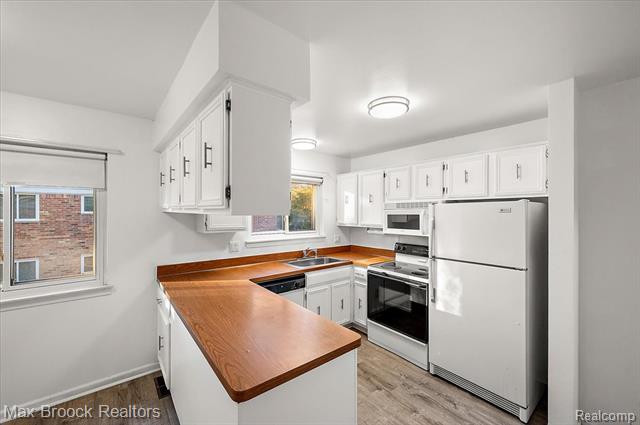 Builiding view seventeen for 2383 Mulberry Sq Apt 67, Bloomfield Hills, MI. 48302