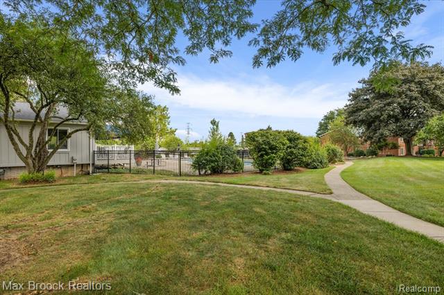 Builiding view thirty three for 2383 Mulberry Sq Apt 67, Bloomfield Hills, MI. 48302