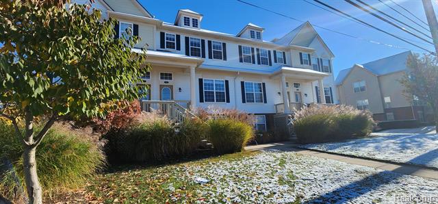 front view for 1545 Cass Lake Rd, Keego Harbor, Mi. 48320