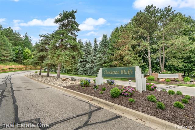 Builiding view thirty five for 6595 Scenic Pines, Clarkston, MI. 48346