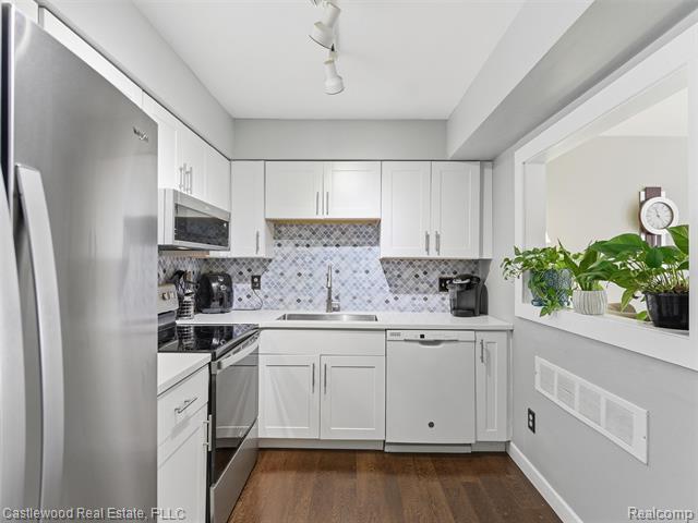 Builiding view fifteen for 5868 Shore, Clarkston, MI. 48346