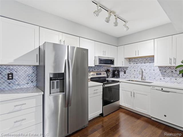 Builiding view fourteen for 5868 Shore, Clarkston, MI. 48346