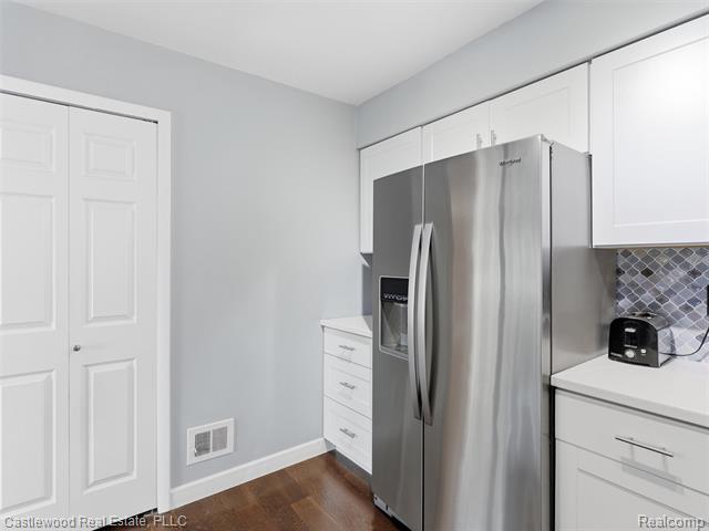 Builiding view seventeen for 5868 Shore, Clarkston, MI. 48346