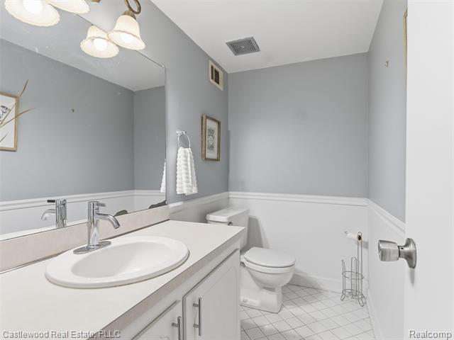 Builiding view thirty one for 5868 Shore, Clarkston, MI. 48346