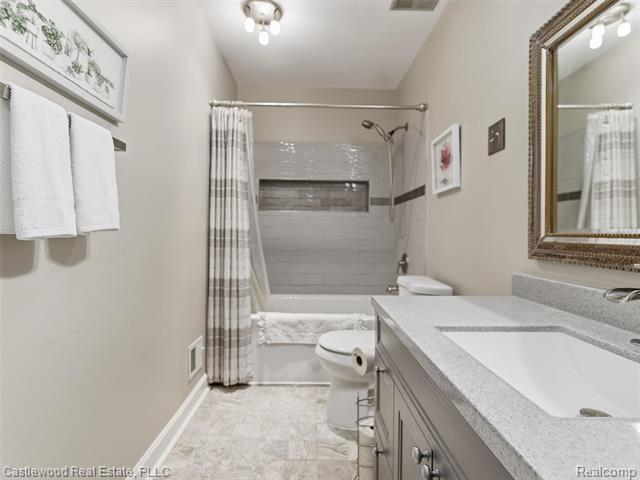 Builiding view twenty nine for 5868 Shore, Clarkston, MI. 48346