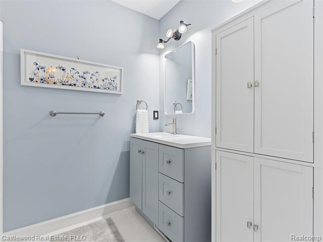 Builiding view twenty two for 5868 Shore, Clarkston, MI. 48346