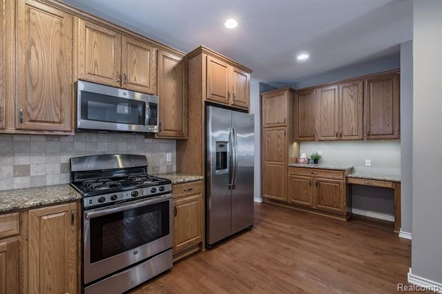 Builiding view ten for 9573 Kingsway, Clarkston, MI. 48348