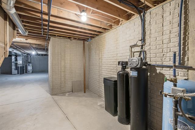 Builiding view thirty eight for 9573 Kingsway, Clarkston, MI. 48348