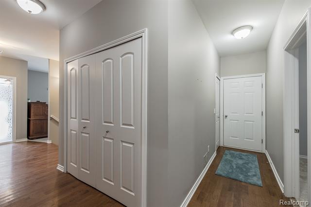 Builiding view thirty five for 9573 Kingsway, Clarkston, MI. 48348