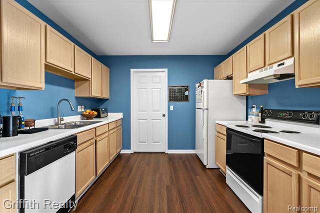 Builiding view six for 182 Barrington, Lake Orion, MI. 48360