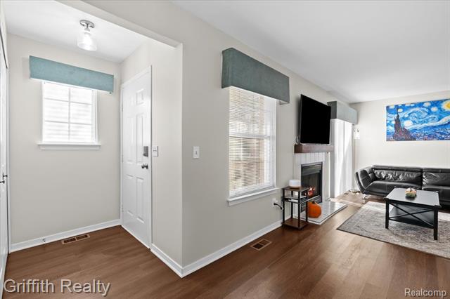 Builiding view two for 182 Barrington, Lake Orion, MI. 48360