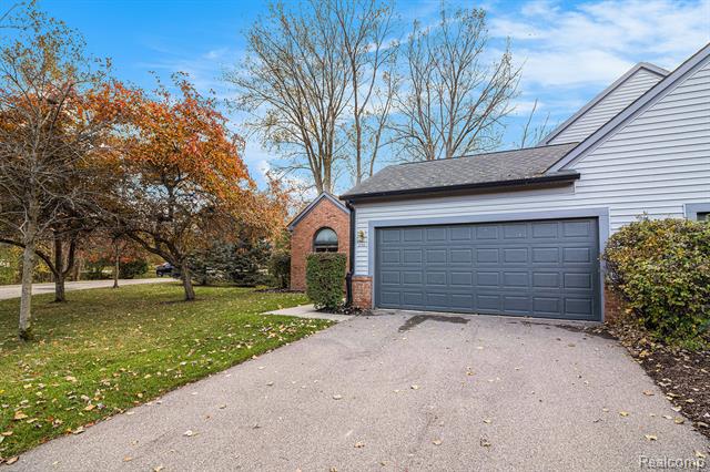 Builiding view eighteen for 2742 Lochmoor, Lake Orion, MI. 48360