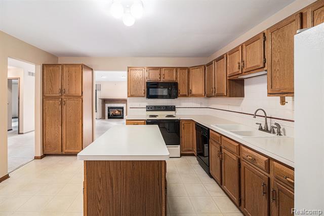 Builiding view five for 2742 Lochmoor, Lake Orion, MI. 48360