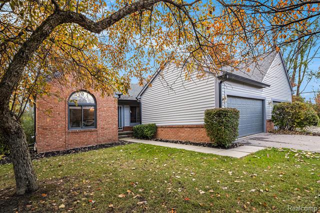 Builiding view one for 2742 Lochmoor, Lake Orion, MI. 48360