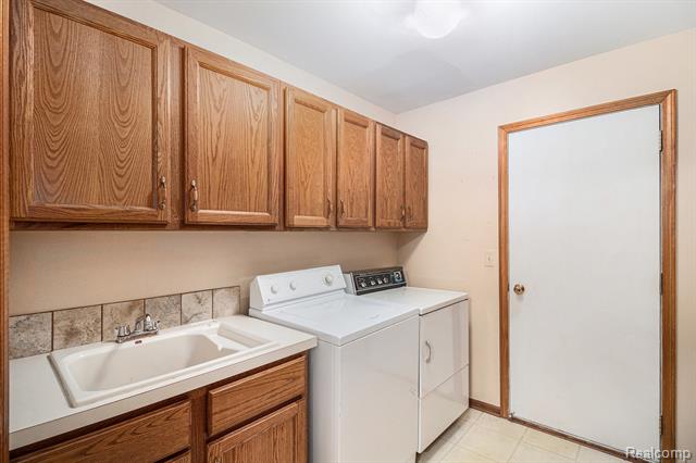 Builiding view six for 2742 Lochmoor, Lake Orion, MI. 48360