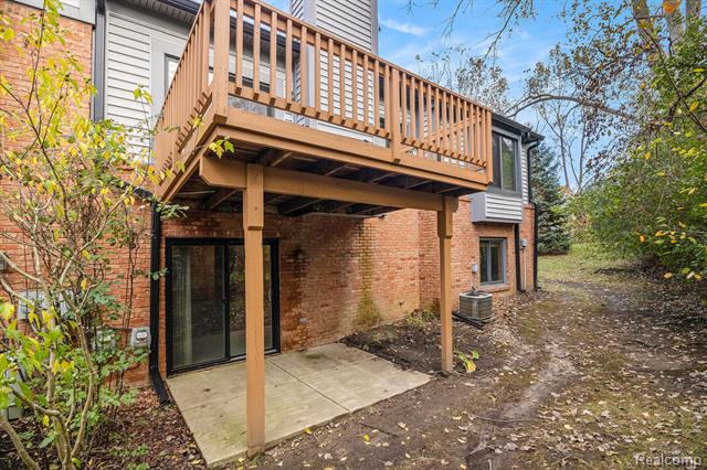 Builiding view sixteen for 2742 Lochmoor, Lake Orion, MI. 48360