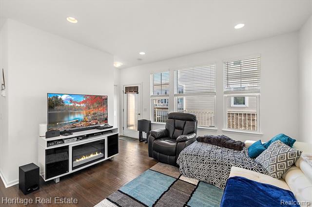 Builiding view ten for 3741 W Madison, Lake Orion, MI. 48359