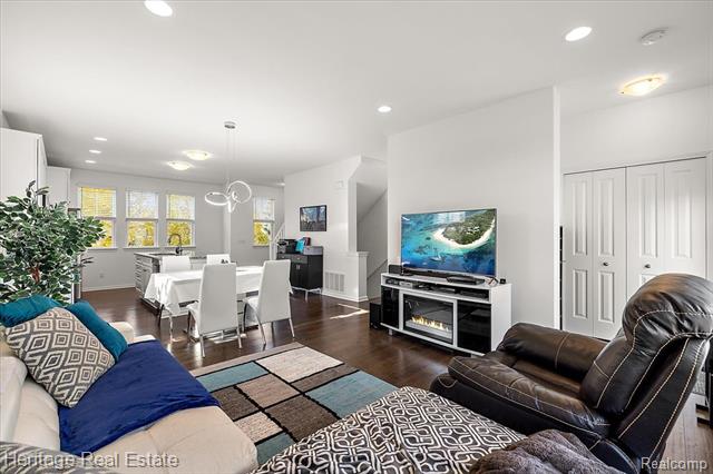 Builiding view thirteen for 3741 W Madison, Lake Orion, MI. 48359