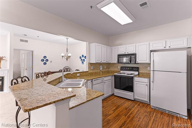 Builiding view eleven for 1637 Deepwood, Rochester, MI. 48307