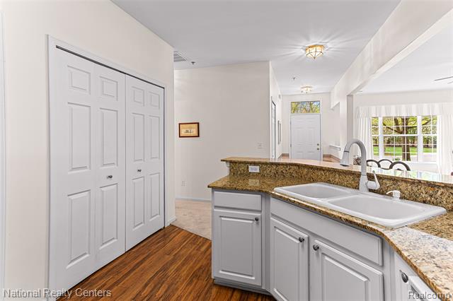 Builiding view fourteen for 1637 Deepwood, Rochester, MI. 48307