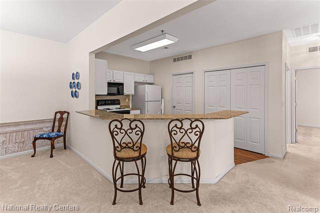 Builiding view ten for 1637 Deepwood, Rochester, MI. 48307