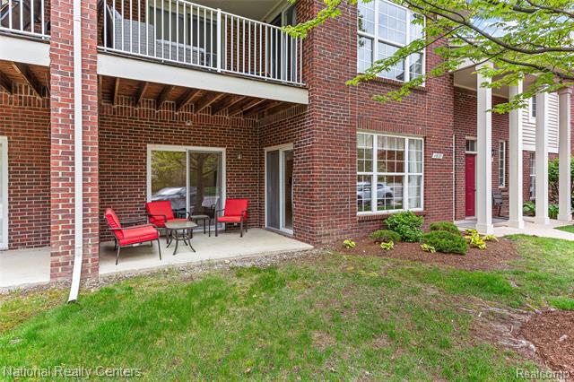 Builiding view thirty for 1637 Deepwood, Rochester, MI. 48307