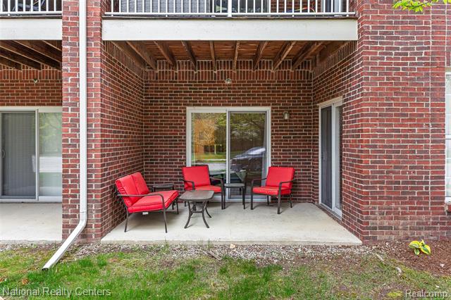 Builiding view twenty eight for 1637 Deepwood, Rochester, MI. 48307