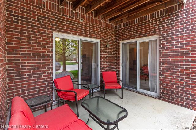 Builiding view twenty nine for 1637 Deepwood, Rochester, MI. 48307