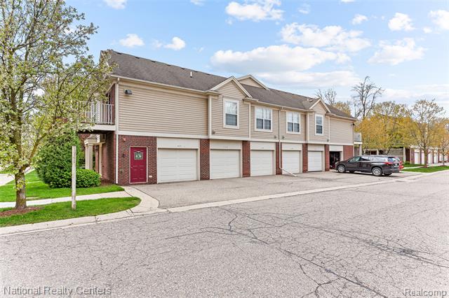 Builiding view twenty seven for 1637 Deepwood, Rochester, MI. 48307