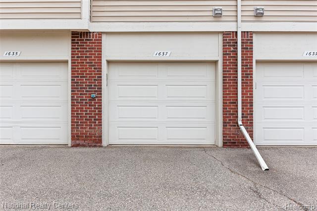 Builiding view twenty six for 1637 Deepwood, Rochester, MI. 48307