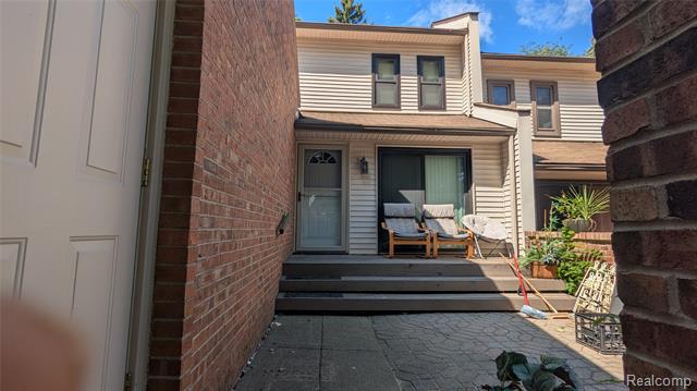 front view for 358 Willow Grove Ln, Rochester, Mi. 48307