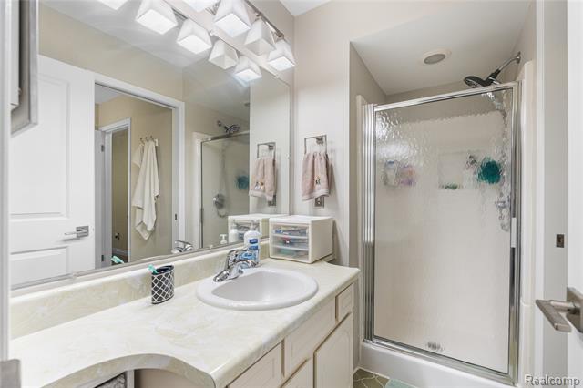 Builiding view eighteen for 1476 Oakbrook E, Rochester, MI. 48307