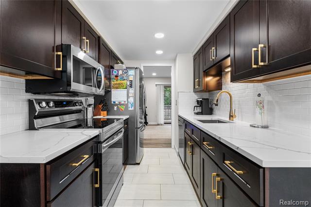 Builiding view five for 1476 Oakbrook E, Rochester, MI. 48307