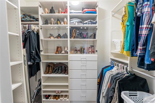 Builiding view fourteen for 1476 Oakbrook E, Rochester, MI. 48307