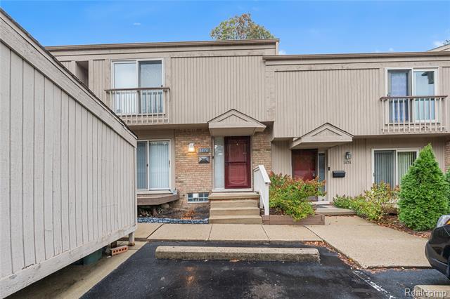Builiding view one for 1476 Oakbrook E, Rochester, MI. 48307